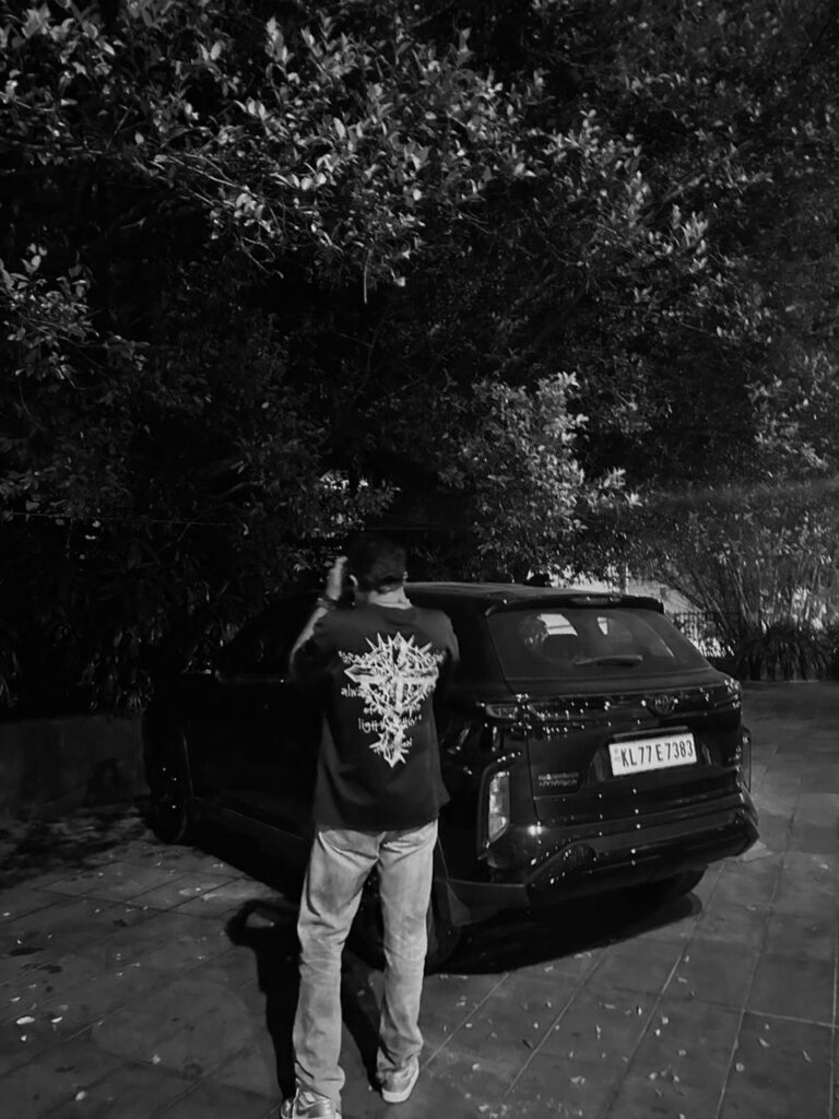 BEST FREELANCE DIGITAL MARKETER IN WAYANAD siting photo